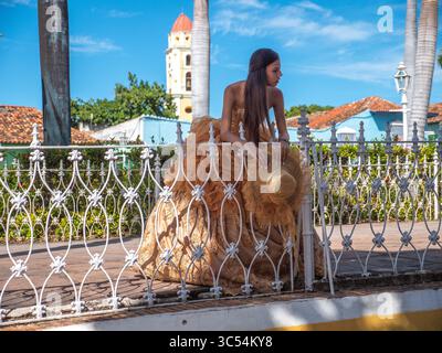 14. Dezember 2019, Trinidad, Sancti Spiritus, Kuba: Straßenszene in Trinidad Kuba. Älteste Kolonialstadt Kubas. Seit 1988 UNESCO-Weltkulturerbe in der Provinz Sancti Spiritus, Zentralkuba. Bekannt für seine Farben und kopfsteingepflasterten Straßen, die aus dem Ballast von Schiffen gemacht wurden. Mädchen posiert für ihre Quinceanera-Fotos (Credit Image: © Milo Hess/ZUMA Wire) Stockfoto