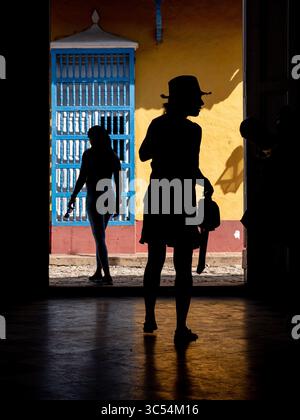14. Dezember 2019, Trinidad, Sancti Spiritus, Kuba: Touristen im Schatten in einem Geschäft in Trinidad Kuba (Kreditbild: © Milo Hess/ZUMA Wire) Stockfoto
