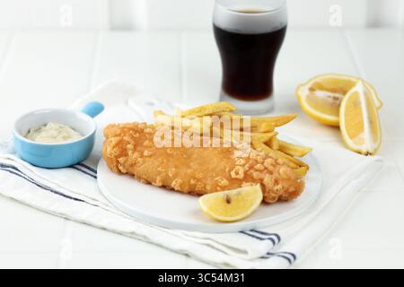 Fish and Chips: Knuspriger Fisch serviert mit frittierten Kartoffelchips, einer beliebten Mahlzeit zum Mitnehmen in Australien und Großbritannien. Stockfoto