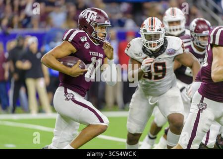 27. Dezember 2019, Houston, Texas, USA: Texas A&M Aggies Quarterback KELLEN MOND (11) spielt den Ball im Texas Bowl zwischen den Texas A&M Aggies und den Oklahoma State Cowboys im NRG Stadium, Houston, Texas (Credit Image: © Lynn Pennington/ZUMA Wire) Stockfoto