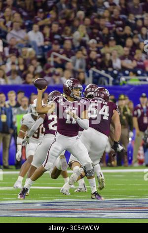 27. Dezember 2019, Houston, Texas, USA: Texas A&M Aggies Quarterback KELLEN MOND (11) wirft im Texas Bowl zwischen den Texas A&M Aggies und den Oklahoma State Cowboys im NRG Stadium, Houston, Texas (Credit Image: © Lynn Pennington/ZUMA Wire) Stockfoto