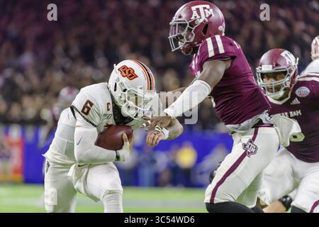 27. Dezember 2019, Houston, Texas, USA: Oklahoma State Cowboys Quarterback DRU BROWN (6) spielt den Ball im Texas Bowl zwischen den Texas A&M Aggies und den Oklahoma State Cowboys im NRG Stadium, Houston, Texas (Credit Image: © Lynn Pennington/ZUMA Wire) Stockfoto