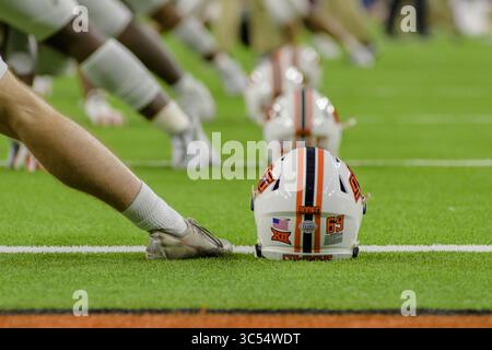27. Dezember 2019, Houston, Texas, USA: Oklahoma State Cowboys wärmen sich vor dem Texas Bowl zwischen den Texas A&M Aggies und den Oklahoma State Cowboys im NRG Stadium, Houston, Texas auf (Foto: © Lynn Pennington/ZUMA Wire) Stockfoto