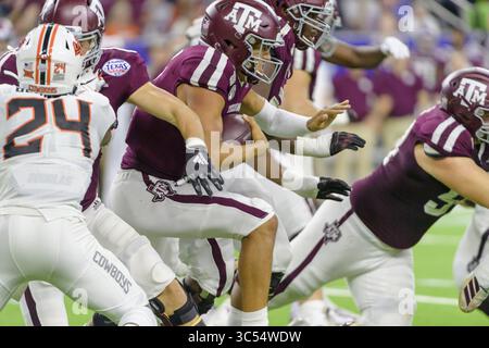 27. Dezember 2019, Houston, Texas, USA: Texas A&M Aggies Quarterback KELLEN MOND (11) spielt den Ball im Texas Bowl zwischen den Texas A&M Aggies und den Oklahoma State Cowboys im NRG Stadium, Houston, Texas (Credit Image: © Lynn Pennington/ZUMA Wire) Stockfoto