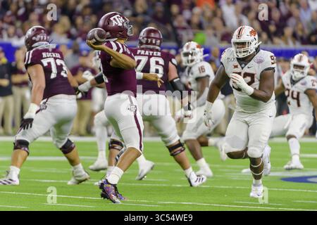 27. Dezember 2019, Houston, Texas, USA: Texas A&M Aggies Quarterback KELLEN MOND (11) wirft im Texas Bowl zwischen den Texas A&M Aggies und den Oklahoma State Cowboys im NRG Stadium, Houston, Texas (Credit Image: © Lynn Pennington/ZUMA Wire) Stockfoto