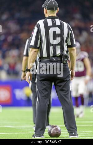 27. Dezember 2019, Houston, Texas, USA: Offizielle Zeitüberschreitung im Texas Bowl zwischen den Texas A&M Aggies und den Oklahoma State Cowboys im NRG Stadium, Houston, Texas (Kreditbild: © Lynn Pennington/ZUMA Wire) Stockfoto