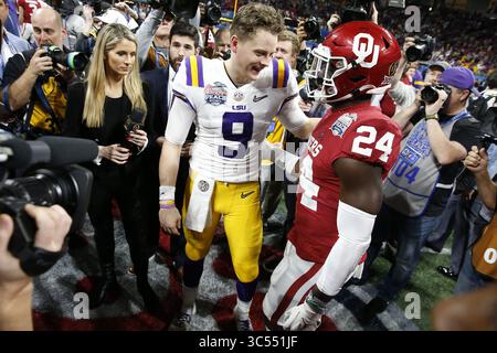 28. Dezember 2019, Atlanta, Georgia, USA: LSU Tigers Quarterback Joe Burrow (9) und Oklahoma Sooners Running Back Marcus Major (24) sprechen nach dem Chick-Fil-A Peach Bowl CFP Semifinale zwischen den Oklahoma Sooners und den LSU Tigers im Mercedes-Benz Stadium. (Kreditbild: © Frank Mattia/ZUMA Wire) Stockfoto