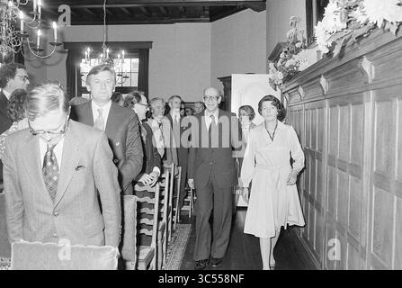 Installation von Bürgermeister Machielsen Zandvoort, Bürgermeister, 05-10-1977 Whizgle News, Dutch Desk, Niederlande, 1950-2000 Eine Gruppe von Personen, die in formeller Kleidung gekleidet sind, geht durch einen würdevollen Innenraum, wahrscheinlich Teil einer Zeremonie oder eines Treffens. Die Atmosphäre vermittelt eine Mischung aus Feier und Formalität, bei der sich die Teilnehmer auf einem Holzboden unterhalten und mit einem Lächeln teilen. Stockfoto
