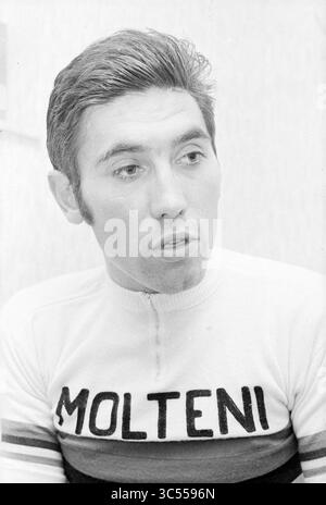 Radsportteam Goudsmit Hof, Portrait Eddy Merckx, Portraits Belgisches Radsportteam, Radfahren, 27-06-1972 Whizgle News, Dutch Desk, Niederlande, 1950-2000 Ein junger Radfahrer, der ein MOLTENI-Trikot trägt, mit nachdenklichem Blick zur Seite blickt, mit ordentlich gestyltem Haar und einem Ausdruck von Konzentration. Stockfoto