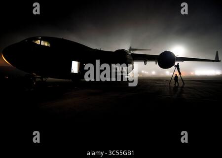 15. Dezember 2019 - Marineflugstation Rota, Spanien - 911th Aircraft Maintenance Squadron Fliegende Crewchefs inspizieren das Triebwerk einer C-17 Globemaster III nach der Landung auf der Marineflugstation Rota, Spanien, 15. Dezember 2019. Der Flug gab den Flugbesatzungsführern die Möglichkeit, wichtige Fähigkeiten zu üben, während sie die Innereien und Unterschiede der C-17 lernten, während der 911. Airlift-Flügel seinen Flugzeugumbau von der C-130 Hercules fortsetzt. (Bild: © U.S. Air Force/ZUMA Wire/ZUMAPRESS.com) Stockfoto