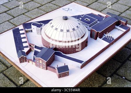 Modell des Strafgefängnisses de Koepel, Haarlem Whizgle News, Dutch Desk, Niederlande, 1950-2000 Ein detailliertes architektonisches Modell mit einer großen Kuppelstruktur, umgeben von einer Reihe miteinander verbundener Gebäude, alle mit Backsteinfassungen und unterschiedlichen Dachlinien. Das Layout bietet eine gut geplante Anordnung mit Schwerpunkt auf Symmetrie und Design. Stockfoto