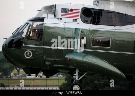 Washington, DC, USA. Juli 2025. WASHINGTON – 29. Juli 2025: Präsident Donald Trump trifft nach seinem Besuch in Schottland im Weißen Haus South Lawn auf Marine One ein. (Foto: Joshua Sukoff/Medill News Service/SIPA USA) Credit: SIPA USA/Alamy Live News Stockfoto