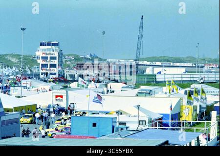 Circuit Overview, Zandvoort, Zandvoort, 18-05-1997 Whizgle News, Dutch Desk, Niederlande, 1950-2000 Ein geschäftiges Motorsport-Event mit zahlreichen Zelten und Händlern, bei dem die Fahnen im Wind winken. Ein hoher Aussichtsturm überblickt die Szene, während die Konstruktion im Hintergrund sichtbar ist. Die Atmosphäre ist lebendig und zeigt einen temperamentvollen und ansprechenden Renntag. Stockfoto