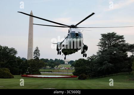 Washington, DC, USA. Juli 2025. WASHINGTON – 29. Juli 2025: Präsident Donald Trump trifft nach seinem Besuch in Schottland im Weißen Haus South Lawn auf Marine One ein. (Foto: Joshua Sukoff/Medill News Service/SIPA USA) Credit: SIPA USA/Alamy Live News Stockfoto