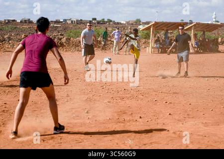 30. Dezember 2019: Djibouti - US-Soldaten spielen ein Fußballspiel mit den Chabelly Dorfbewohnern während der Eröffnung des Chabelly Village Fußballfeldes in Chabelly, Djibobuti, am 30. Dezember 2019. Die Freiwilligen der US-Dienste bauten das Fußballfeld. (Bild: © U.S. Air Force/ZUMA Wire/ZUMAPRESS.com) Stockfoto