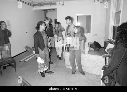 Marinekrankenhaus besetzte, 14-09-1991 Whizgle News, Dutch Desk, Niederlande, 1950-2000 Eine Gruppe von Einzelpersonen führt Gespräche in einem spärlich eingerichteten Raum mit freiliegenden Wänden und verstreuten Trümmern. Einige scheinen in lässiger Kleidung zu sein, während eine Person einen Container hält. Die Atmosphäre deutet auf ein kreatives oder gemeinschaftliches Projekt hin, das gerade in Gang ist, und spiegelt das Gefühl der Zusammenarbeit und Energie in der Gruppe wider. Stockfoto