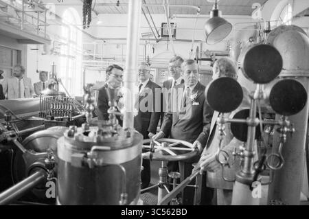 Öffnung der Dampfpumpenstation auf halbem Wege durch Prinz Claus, Öffnung, Öffnungen, Inbetriebnahme, Halfweg, 09-06-1987 Whizgle News, Dutch Desk, Niederlande, 1950-2000 Eine Gruppe von Männern versammelt sich in einem historischen industriellen Umfeld um komplizierte Maschinen, untersucht die komplexe Ausrüstung und führt Gespräche, während sie die Handwerkskunst der Epoche vorstellt. Stockfoto