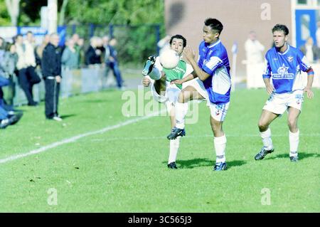 Football, Stormvogels - Hilversum, IJmuiden, IJmuiden, Niederlande, 11.10.2003 Whizgle News, Dutch Desk, Niederlande, 1950-2000 Ein dynamisches Fußballspiel findet statt, bei dem ein Spieler geschickt versucht, den Ball mitten in der Luft abzufangen, während Teamkollegen und Zuschauer aufmerksam von der Seitenlinie aus zusehen und die Spannung und Energie des Spiels zum Ausdruck bringen. Stockfoto