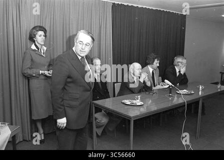 Präsentation des Buches 'Help we are Developed' The Hague Nieuwspoort, Spectrum, 14-03-1978 Whizgle News, Dutch Desk, Niederlande, 1950-2000 Eine fünfköpfige Gruppe sitzt hinter einem langen Tisch und nimmt an einer Diskussion oder Präsentation Teil. Ein Mann steht und blickt von der Gruppe weg, während eine Frau zur Seite steht und die Szene beobachtet. Die anderen sitzen und zeigen unterschiedliche Ausdrucksweisen und Aufmerksamkeit, was auf ein wichtiges Meeting oder Ereignis hindeutet. Vorhänge im Hintergrund sorgen für ein formelles Ambiente. Stockfoto