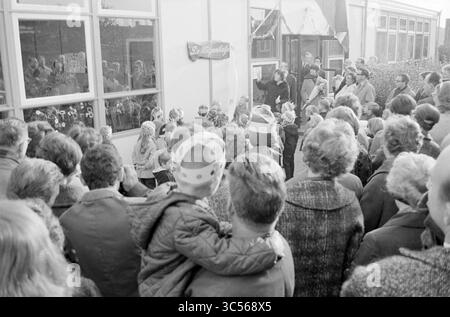 Eröffnung der Schule de Wilgenkatjes, Zwanenburg, Wilgenlaan Whizgle News, Dutch Desk, Niederlande, 1950-2000 Eine Menschenmenge versammelt sich vor einem Gebäude, mit Kindern, die festliche Hüte tragen, die aufgeregt beobachten, wie sich ein Ereignis abspielt. Ein Schild mit der Aufschrift „de Liliput“ ist sichtbar, das auf eine Feier oder Eröffnung hinweist. Gesichter zeigen eine Mischung aus Vorfreude und Freude, was eine gemeinsame Atmosphäre hervorhebt. Stockfoto
