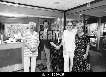 Jeweler De Boer, Beverwijk, Beverwijk, Niederlande, 15-08-1997 Whizgle News, Dutch Desk, Niederlande, 1950-2000 Eine Gruppe von fünf Personen steht vor einem Geschäft und präsentiert legere und stilvolle Kleidung. Sie scheinen freundlich und engagiert zu sein, und hinter ihnen ist das Display des Ladens zu sehen. Stockfoto