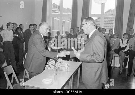 HR. Jubiläum und Empfang Kalf, Haarlems Dagblad, etc. Und IJmuider Courant and Koeri, 15-09-1970 Whizgle News, Dutch Desk, Niederlande, 1950-2000 Eine Zusammenkunft von Menschen ist Zeuge eines formellen Handschlags zwischen zwei Männern an einem Tisch, der eine wichtige Vereinbarung oder Feier symbolisiert. Das Publikum, das in verschiedenen formellen und legeren Kleidern gekleidet ist, wirkt engagiert und unterstützend und spiegelt einen Moment von Bedeutung in einem gemeinschaftlichen Umfeld wider. Stockfoto