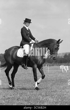 Dressur Horses, Sp'woude, Spaarnwoude, 14-08-1992 Whizgle News, Dutch Desk, Niederlande, 1950-2000 Ein Reiter in formeller Reitkleidung führt ein gut gepflegtes Pferd anmutig durch eine elegante Dressurroutine auf einem offenen Feld. Stockfoto