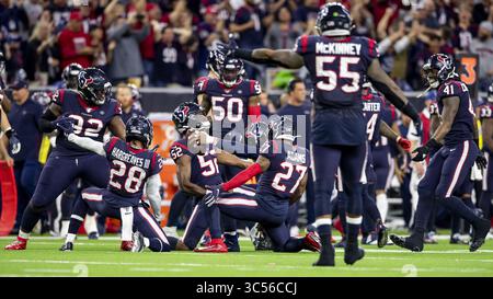 Januar 2020, Houston, Texas, USA: 4. Januar 2020: Houston Texans Linebacker Jake Martin (54) feiert seine Fumble-Erholung mit Outside Linebacker Barkevious Mingo (52), Free Safety Mike Adams (27) und Cornerback Vernon Hargreaves III (28) während des dritten Viertels des Wildcard-Spiels gegen die Buffalo Bills im NRG Stadium in Houston, Texas. Maria Lysaker / ZUMA Press. (Bild: © Maria Lysaker/ZUMA Wire) Stockfoto