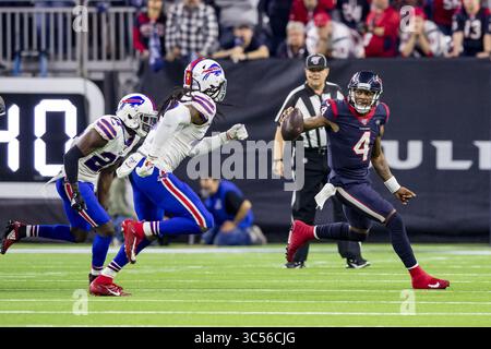 Januar 2020, Houston, Texas, USA: 4. Januar 2020: Houston Texans Quarterback Deshaun Watson (4) führt den Ball unter Druck Buffalo Bills Cornerback Tre'Davious White (27) während der Überstunden des Wildcard-Spiels im NRG Stadium in Houston, Texas. Maria Lysaker / ZUMA Press. (Bild: © Maria Lysaker/ZUMA Wire) Stockfoto