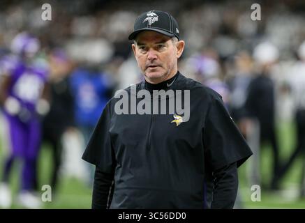 5. Januar 2020: Mike Zimmer, Head Coach der Minnesota Vikings, läuft während der Aufwärmphase an der Seitenlinie, bevor die NFL Wild Card Playoff-Action zwischen den New Orleans Saints und den Minnesota Vikings im Mercedes Benz Superdome in New Orleans, LA, stattfindet. Jonathan Mailhes/CSM(Credit Image: &Copy; Jonathan Mailhes/CSM via ZUMA Wire) Stockfoto