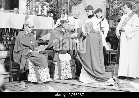 Bischof Bomers und Weihbischof Lescrauwaert, RK Bavo, Haarlem, Weihe, römisch-katholische Kirche, Haarlem, Niederlande, 14-01-1984 Whizgle News, Dutch Desk, Niederlande, 1950-2000 Eine Gruppe von Geistlichen, darunter Bischöfe und Priester, versammelt sich in einer heiligen Umgebung. Ein Bischof wird gesehen, wie er einen Segen oder Ritual vollbringt, während andere respektvoll beobachten. Das Ambiente ist feierlich und betont einen Moment von spiritueller Bedeutung innerhalb einer religiösen Zeremonie. Stockfoto