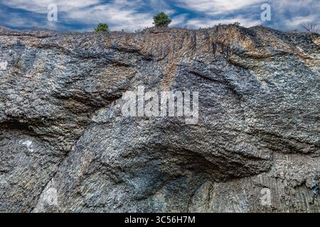 Massive Basaltklippen erheben sich oberhalb der Drainage des Tower Creek im nördlichen Bereich von Yellowstone, direkt unterhalb des Tower Falls. Stockfoto