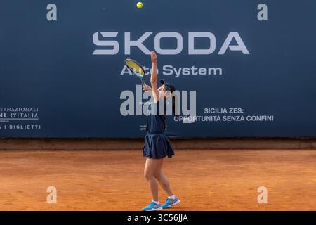 Palermo, Italien. Juli 2025. Palermo Ladies Open 2025: Estelle Cascino und Shuo Feng gegen Momoko Kobori und Ayano Shimizu. Ayano Shimizu während des letzten Spiels in Palermo. (Kreditbild: © Antonio Melita/Pacific Press via ZUMA Press Wire) NUR REDAKTIONELLE VERWENDUNG! Nicht für kommerzielle ZWECKE! Stockfoto