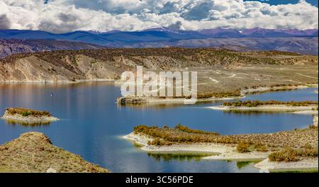 Das Flaming Gorge Reservoir schlängelt sich durch die trockene Landschaft der Flaming Gorge National Recreation Area, Utah und Wyoming Stockfoto