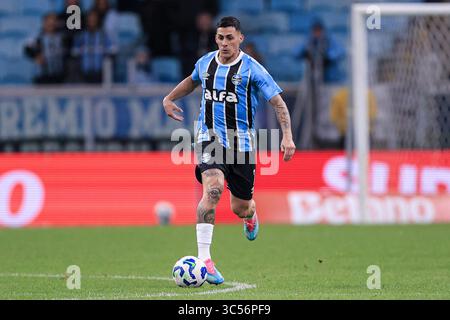 Porto Alegre, Brasilien. Juli 2025. Cristian Pavon von von Gremio spielt mit dem Ball während des Spiels zwischen Gremio und Fortaleza für die brasilianische Serie A 2025 am 29. Juli 2025 im Stadion Arena do Gremio in Porto Alegre. Foto: Richard Ducker/DiaEsportivo/Alamy Live News Credit: DiaEsportivo/Alamy Live News Stockfoto