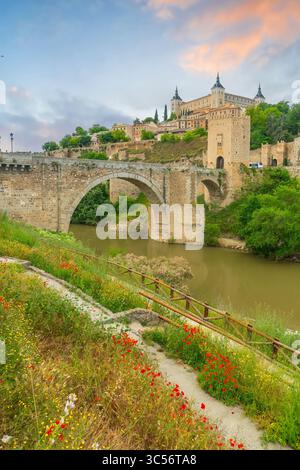 Alcazar und Alcantara Bridge, eine Bogenbrücke in Toledo, Spanien Stockfoto