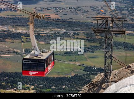 Die Jackson Hole Aerial Tram, oft auch „Big Red“ genannt, bringt Besucher von Teton Village zum Gipfel des Rendezvous Mountain in der Teton Range Stockfoto