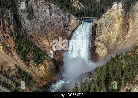 Die Lower Falls des Yellowstone River sind der berühmteste und mächtigste Wasserfall im Yellowstone National Park. Stockfoto