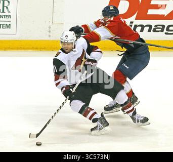 7. Januar 2020, FL, USA: Florida Panthers Mike Matheson (19) schlägt Arizona Coyotes Phil Kessel (81) im dritten Quartal im BB&T Center in Sunrise, Florida, Dienstag, 7. Januar, 2020. (Bild: © TNS via ZUMA Wire) Stockfoto