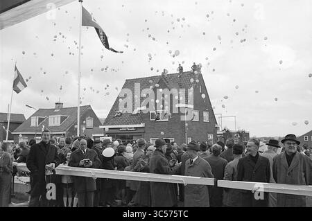 Eröffnung der Brücke über den Ringvaart bei Lisserbroek, Lisserbroek, 06-04-1968 Whizgle News, Dutch Desk, Niederlande, 1950-2000 Eine große Menschenmenge versammelt sich vor einem Gebäude, in formeller Kleidung und in Ballons gehalten, um ein bedeutendes Ereignis zu feiern. Banner und Fahnen schmücken die Szene, und die Zuschauer sehen begeistert zu und halten den Moment mit Kameras fest. Stockfoto