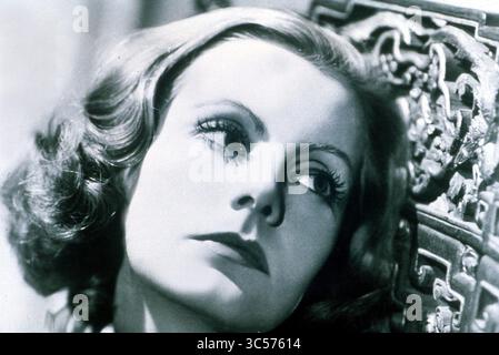 ERSCHEINUNGSDATUM: 11. September 1932 TITEL: Grand Hotel STUDIO: MGM REGIE: Edmund Goulding PLOT: Eine Gruppe sehr unterschiedlicher Personen in einem luxuriösen Hotel in Berlin beschäftigt sich mit den jeweiligen Dramen. HAUPTROLLE: GRETA GARBO. (Kreditbild: © MGM/Entertainment Pictures/ZUMAPRESS.com) Stockfoto