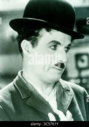 ERSCHEINUNGSDATUM: 1936 TITEL: Modern Times STUDIO: United Artists REGISSEUR: Charles Chaplin PLOT: The Tramp kämpft mit Hilfe einer jungen obdachlosen Frau in der modernen industriellen Gesellschaft zu leben. MIT Charles Chaplin als Fabrikarbeiter. (Credit Image: © United Artists/Entertainment Pictures/ZUMAPRESS.com) Stockfoto