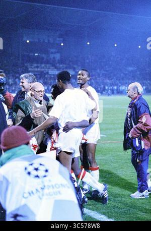 Fußball Champions League Ajax -Bayern München, Spieler feiern Sieg, Amsterdam, Niederlande, 18-04-1995 Whizgle News, Dutch Desk, Niederlande, 1950-2000 Eine Gruppe von Fußballspielern und -Mitarbeitern feiert nach einem bedeutenden Spiel leidenschaftlich auf dem Spielfeld und verkörpert die Freude und Kameradschaft eines Mannschaftssieges. Stockfoto