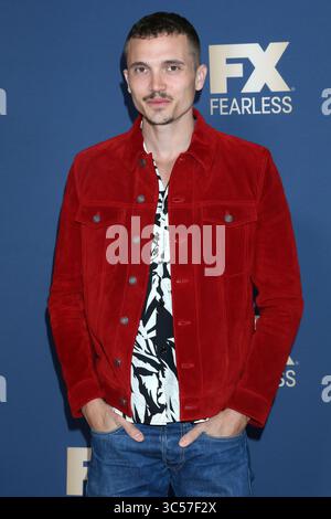 9. Januar 2020, Pasadena, CA, USA: LOS ANGELES - 9. JAN: Karl Glusman beim FX Winter TCA Starwalk im Langham Huntington Hotel am 9. Januar 2020 in Pasadena, CA (Kreditbild: © Kathy Hutchins Via ZUMA Wire) Stockfoto