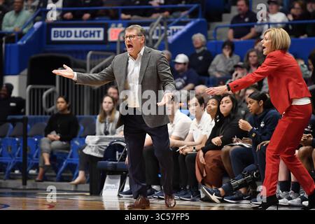 9. JANUAR 2020: Cheftrainer Geno Auriemma von den UConn Huskies reagiert nach einem Anruf während eines Spiels gegen die Baylor Bears im XL Center am 9. Januar 2020 in Hartford, CT. Gregory Vasil/CSM(Kreditbild: &Copy; Gregory Vasil/CSM via ZUMA Wire) Stockfoto