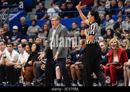 9. JANUAR 2020: Cheftrainer Geno Auriemma von den UConn Huskies reagiert nach einem Anruf während eines Spiels gegen die Baylor Bears im XL Center am 9. Januar 2020 in Hartford, CT. Gregory Vasil/CSM(Kreditbild: &Copy; Gregory Vasil/CSM via ZUMA Wire) Stockfoto