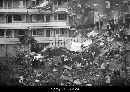 Bijlmer Air Disaster, diverse, 05-10-1992 Whizgle News, Dutch Desk, Niederlande, 1950-2000 Rettungskräfte suchen nach Überlebenden in den Trümmern eines eingestürzten Gebäudes, während eine Gruppe von Zuschauern aus der Ferne beobachtet. Stockfoto