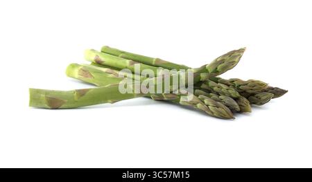 Eine Nahaufnahme frischer Spargelspeere, isoliert vor einem sauberen weißen Hintergrund, perfekt für kulinarische oder gesundheitsbezogene Themen. Stockfoto