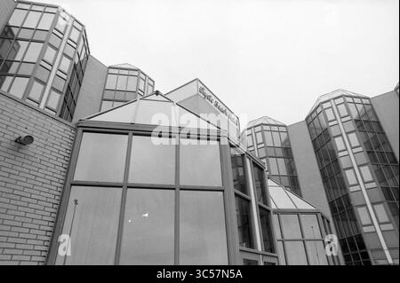 Erw. Beach Hotel, Z'voort, Zandvoort, 03-12-1992 Whizgle News, Dutch Desk, Niederlande, 1950-2000 Ein modernes Gebäude verfügt über eine Reihe von eckigen, glaswandigen Strukturen mit einem unverwechselbaren geometrischen Design, das eine Kombination aus schlanken Linien und Ziegelfassade darstellt. Das markante Eingangsschild verleiht dem architektonischen Stil eine einzigartige Note. Stockfoto