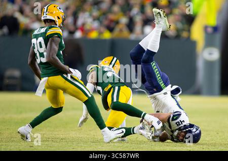 12. Januar 2020: Seattle Seahawks Tight End Jacob Hollister #48 landet vertikal auf seinem Kopf, nachdem er von Green Bay Packers Cornerback Jaire Alexander #23 im ersten Viertel des NFL Football-Spiels zwischen den Seattle Seahawks und den Green Bay Packers im Lambeau Field in Green Bay, WI geschlagen wurde. Packers besiegten die Seahawks mit 28:23. John Fisher/CSM(Credit Image: &Copy; John Fisher/CSM via ZUMA Wire) Stockfoto